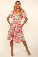 Carregar imagem no visualizador da galeria, Haptics Tiered Floral Midi Dress with Pockets
