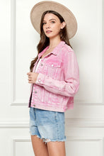 Carregar imagem no visualizador da galeria, Veveret Button Up Cropped Denim Jacket
