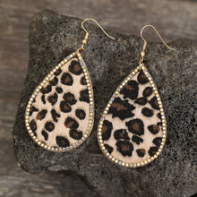 Carregar imagem no visualizador da galeria, Zircon PU Leopard Teardrop Earrings
