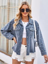 Carregar imagem no visualizador da galeria, Pearl Trim Raw Hem Denim Jacket
