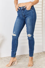 Carregar imagem no visualizador da galeria, Judy Blue Full Size Mid Waist Distressed Slim Jeans
