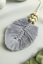 Carregar imagem no visualizador da galeria, Leaf Macrame Pendant Necklace
