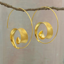 Carregar imagem no visualizador da galeria, Spiral Design Hoop Earrings
