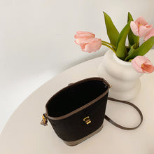 Carregar imagem no visualizador da galeria, PU Leather Bucket Crossbody Bag
