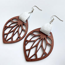 Carregar imagem no visualizador da galeria, Leaf Drop Earrings
