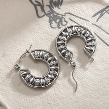 Carregar imagem no visualizador da galeria, Stainless Steel Cutout Leaf Shape Huggie Earrings
