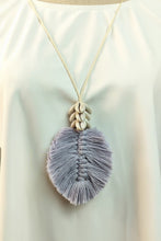 Carregar imagem no visualizador da galeria, Leaf Macrame Pendant Necklace
