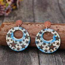 Carregar imagem no visualizador da galeria, Cutout Star Print Wooden Dangle Earrings
