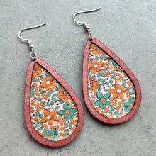 Carregar imagem no visualizador da galeria, Floral Wood Teardrop Earrings
