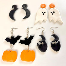 Carregar imagem no visualizador da galeria, Halloween Theme Dangle Earrings
