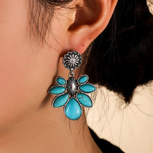 Carregar imagem no visualizador da galeria, Artificial Turquoise Flower Earrings
