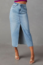 Carregar imagem no visualizador da galeria, Slit Raw Hem Midi Denim Skirt
