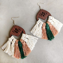 Carregar imagem no visualizador da galeria, Tassel Detail Drop Earrings
