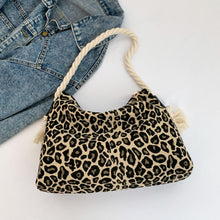 Carregar imagem no visualizador da galeria, Printed Small Crossbody Bag
