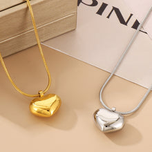 Carregar imagem no visualizador da galeria, Stainless Steel Heart Pendant Necklace
