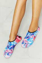 Carregar imagem no visualizador da galeria, MMshoes On The Shore Water Shoes in Pink and Sky Blue
