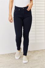 Carregar imagem no visualizador da galeria, Judy Blue Full Size Garment Dyed Tummy Control Skinny Jeans
