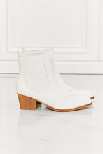 Carregar imagem no visualizador da galeria, MMShoes Love the Journey Stacked Heel Chelsea Boot in White
