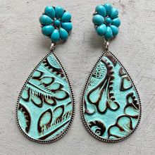 Carregar imagem no visualizador da galeria, Turquoise Flower Teardrop Earrings
