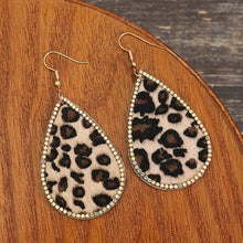 Carregar imagem no visualizador da galeria, Zircon PU Leopard Teardrop Earrings
