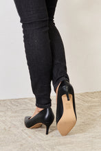 Carregar imagem no visualizador da galeria, Melody 2&quot; Closed Toe Heels
