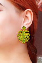 Carregar imagem no visualizador da galeria, Beaded Banana Leaf Earrings
