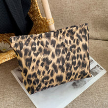 Carregar imagem no visualizador da galeria, Nylon Clutch with Zipper
