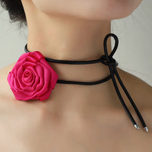 Carregar imagem no visualizador da galeria, PU Leather Rope Rose Shape Necklace
