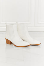 Carregar imagem no visualizador da galeria, MMShoes Love the Journey Stacked Heel Chelsea Boot in White
