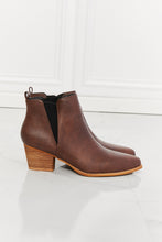 Carregar imagem no visualizador da galeria, MMShoes Back At It Point Toe Bootie in Chocolate
