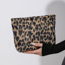 Carregar imagem no visualizador da galeria, Nylon Clutch with Zipper
