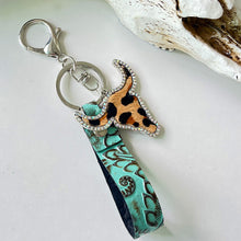 Carregar imagem no visualizador da galeria, Rhinestone Bull Keychain
