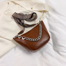 Carregar imagem no visualizador da galeria, PU Leather Chain Trim Crossbody Bag
