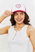 Carregar imagem no visualizador da galeria, Fame Falling For You Trucker Hat in Pink
