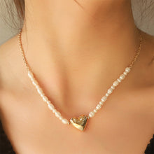 Carregar imagem no visualizador da galeria, Gold-plated Pearl Chain Heart Pendant Necklace
