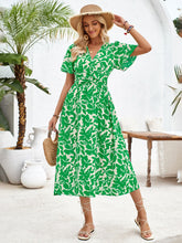 Carregar imagem no visualizador da galeria, Printed Surplice Short Sleeve Midi Dress
