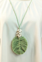 Carregar imagem no visualizador da galeria, Leaf Macrame Pendant Necklace
