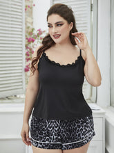 Carregar imagem no visualizador da galeria, Conjunto de pijama plus size com acabamento em renda e gola redonda e shorts estampados
