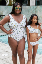 Carregar imagem no visualizador da galeria, Marina West Swim Float On Ruffle Faux Wrap One Piece em Daisy Cream
