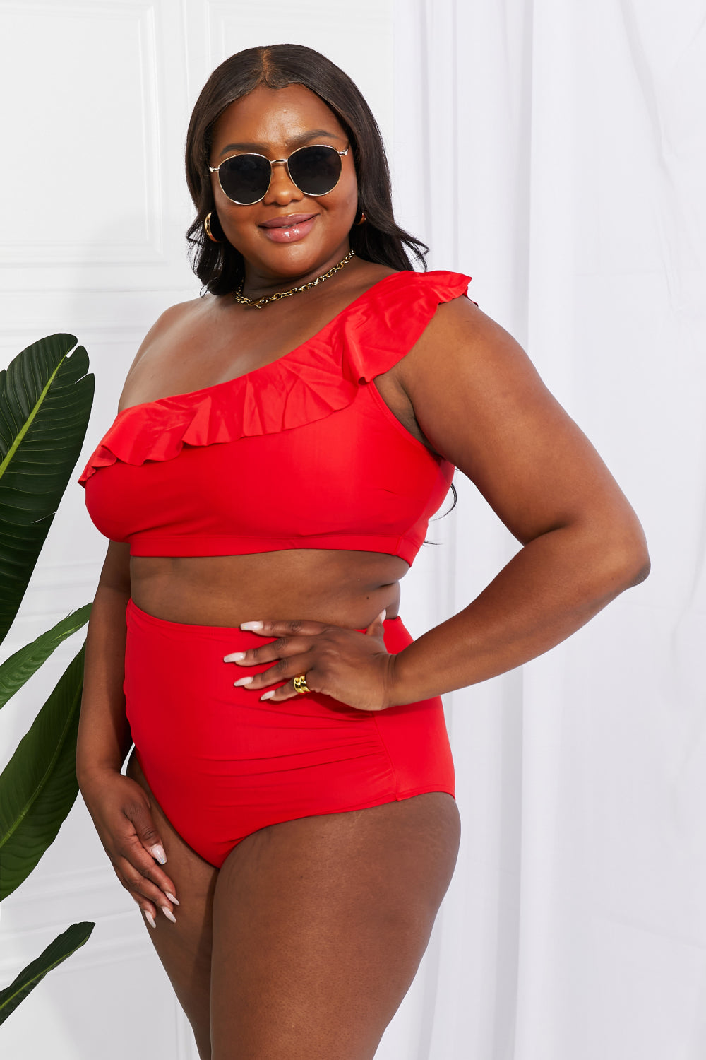 Marina West Swim Seaside Romance Biquíni com babado de um ombro em vermelho