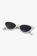 Carregar imagem no visualizador da galeria, Chain Detail Cat-Eye Sunglasses
