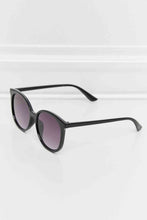 Carregar imagem no visualizador da galeria, Polycarbonate Frame Full Rim Sunglasses
