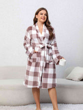 Carregar imagem no visualizador da galeria, Plus Size Plaid Tie Front Robe with Pockets
