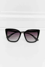 Carregar imagem no visualizador da galeria, Cat Eye Full Rim Polycarbonate Sunglasses
