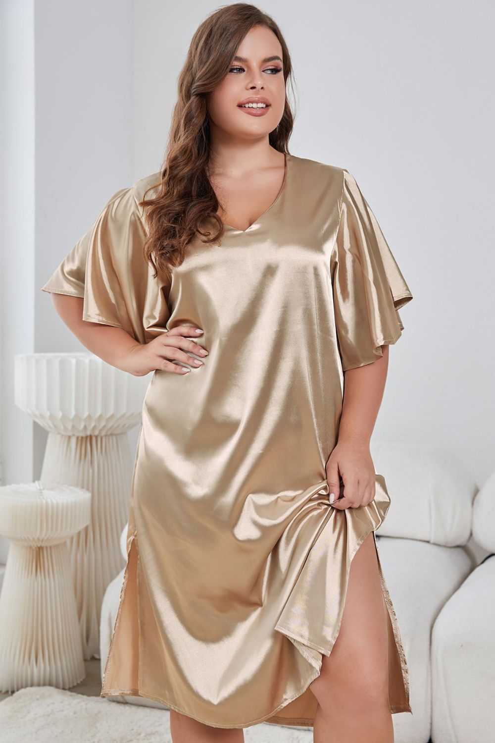 Vestido de noite plus size com manga esvoaçante e decote em V com fenda lateral