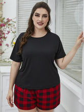 Carregar imagem no visualizador da galeria, Conjunto de camiseta plus size com gola redonda e shorts xadrez
