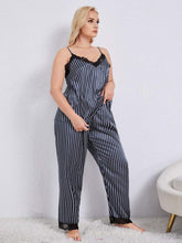 Carregar imagem no visualizador da galeria, Conjunto de pijama plus size listra vertical com acabamento em renda e calça
