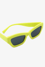 Carregar imagem no visualizador da galeria, Classic UV400 Polycarbonate Frame Sunglasses
