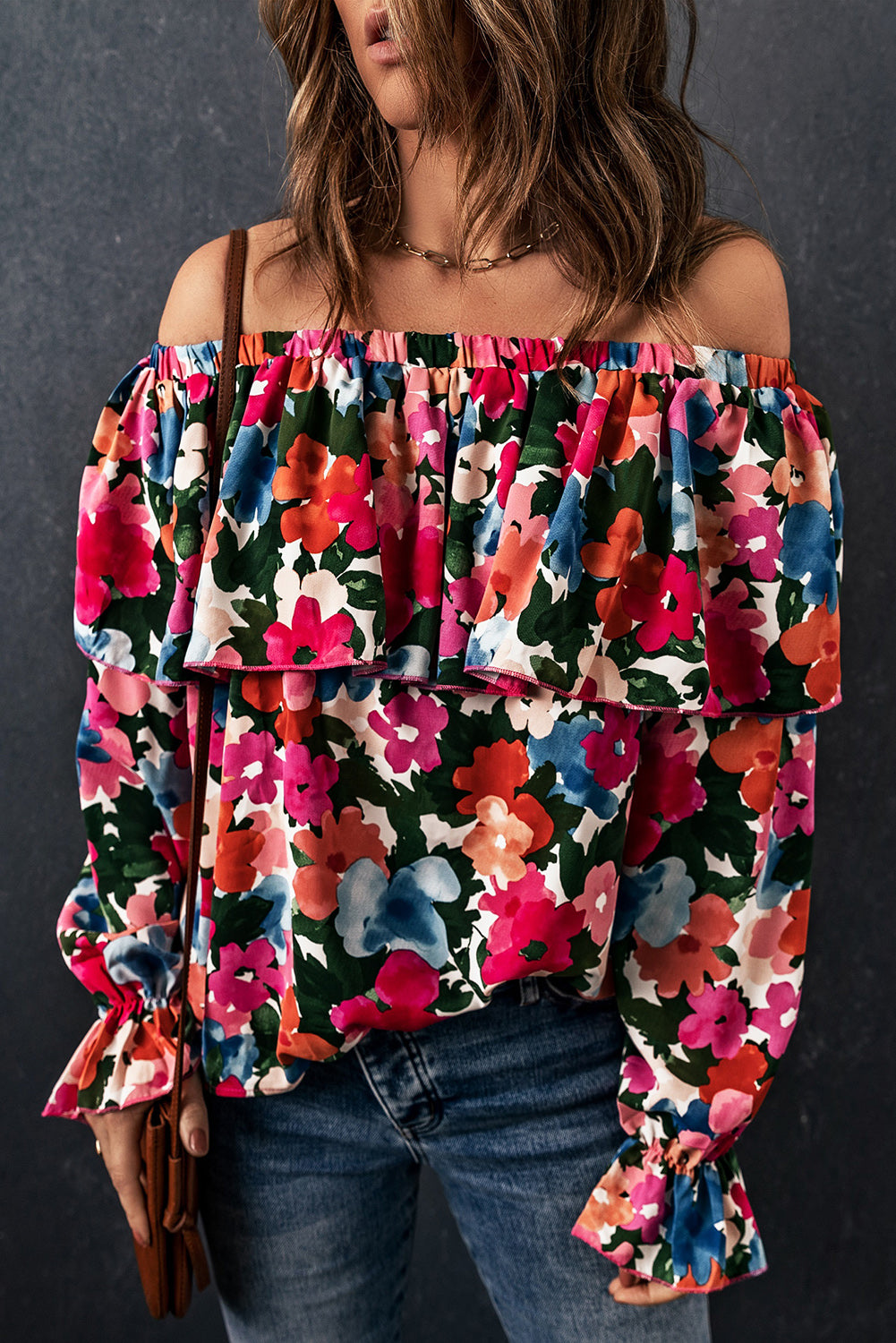 Blusa floral com babados e manga em camadas