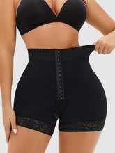 Carregar imagem no visualizador da galeria, Full Size Lace Detail Hook-and-Eye Shaping Shorts
